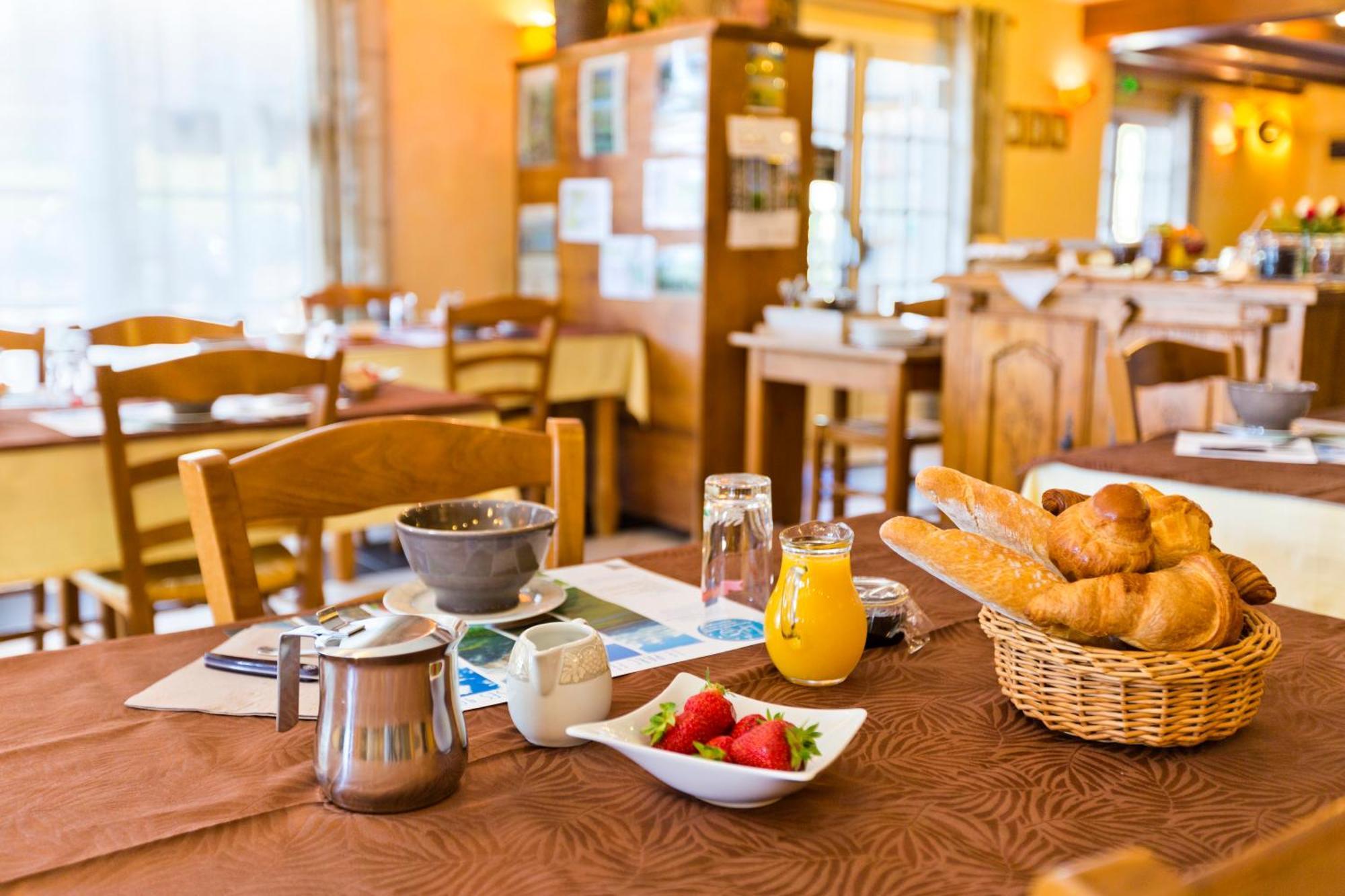 Logis Hotel Restaurant Auberge Du Bougnat Saint-Victor-la-Riviere エクステリア 写真